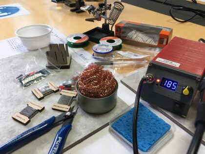 Material und Werkzeuge für Lötkurs und eine Lötstation auf dem Tisch