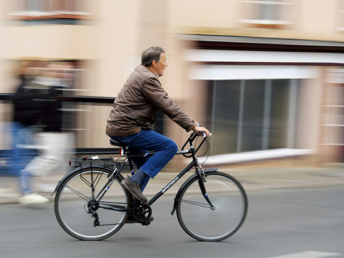 Ein Mann fährt auf einem Fahrrad durch die Stadt